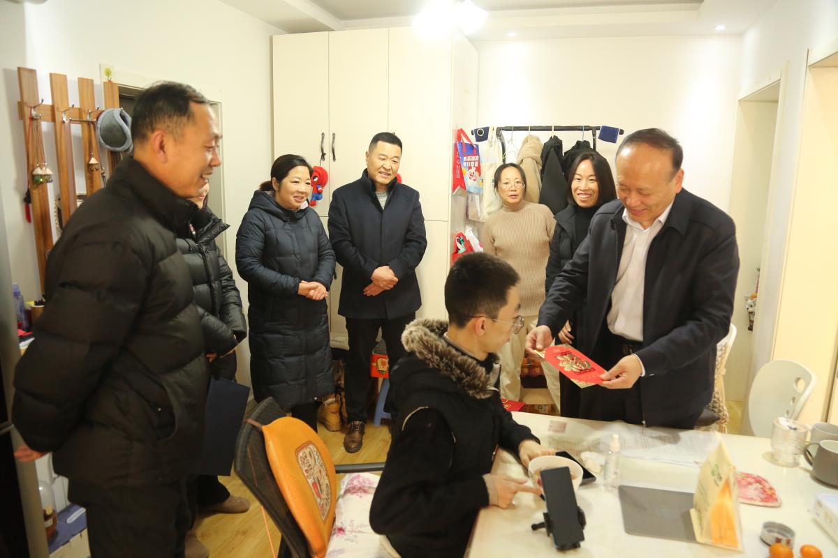 leyu（中国）纪委书记张兴林开展送温暖